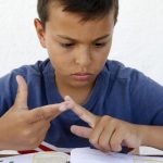 Compter sur ses doigts : une étape clé dans l’apprentissage du calcul chez l’enfant